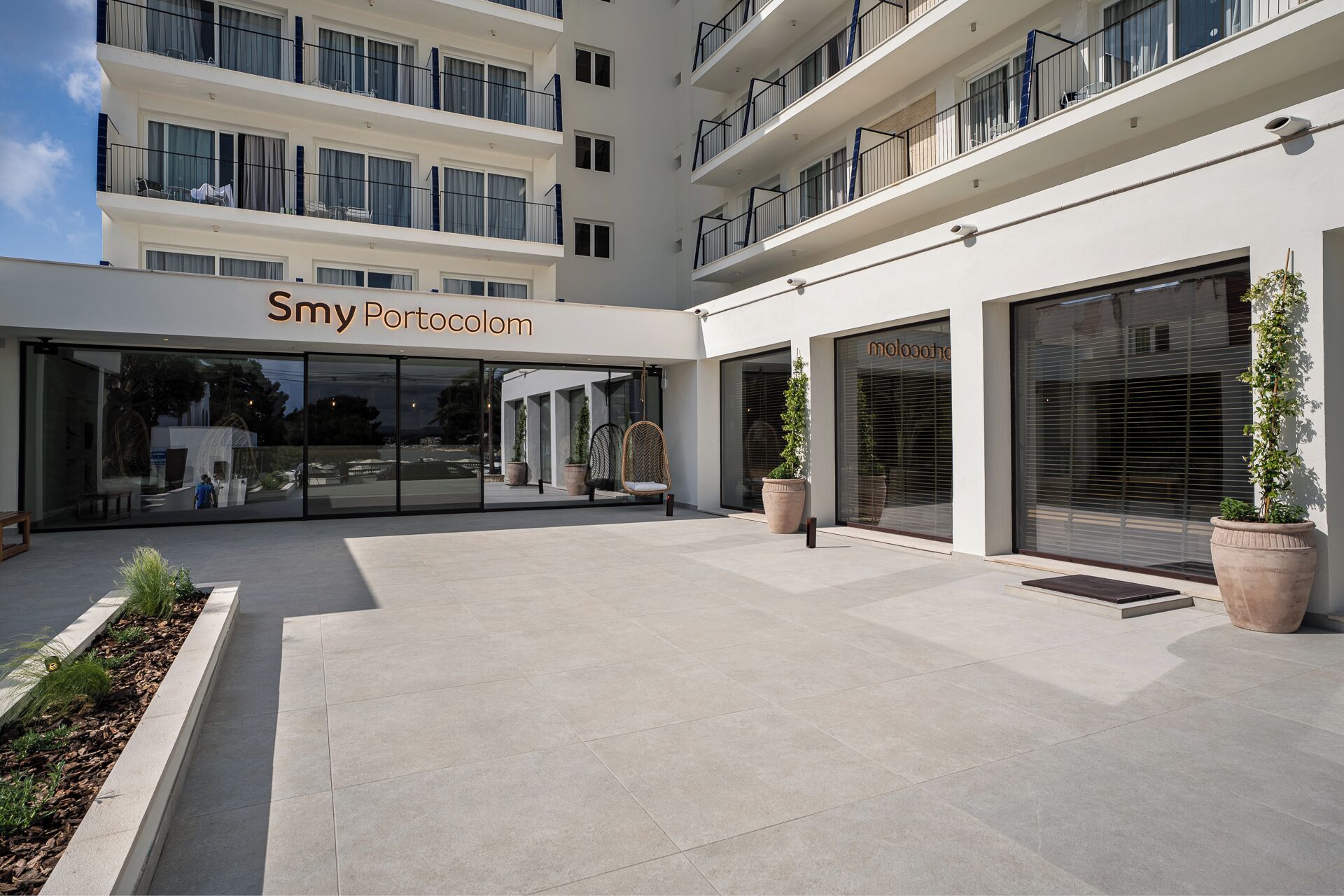 Een modern gebouw met een etalage, genaamd 'Smy Portocolm'.
