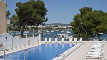 Piscine extérieure (ouverte en saison), parasols de plage