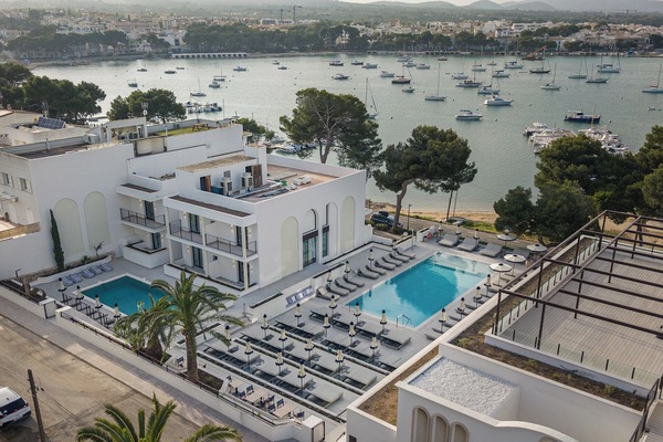 Seasonal outdoor pool, pool umbrellas, sun loungers