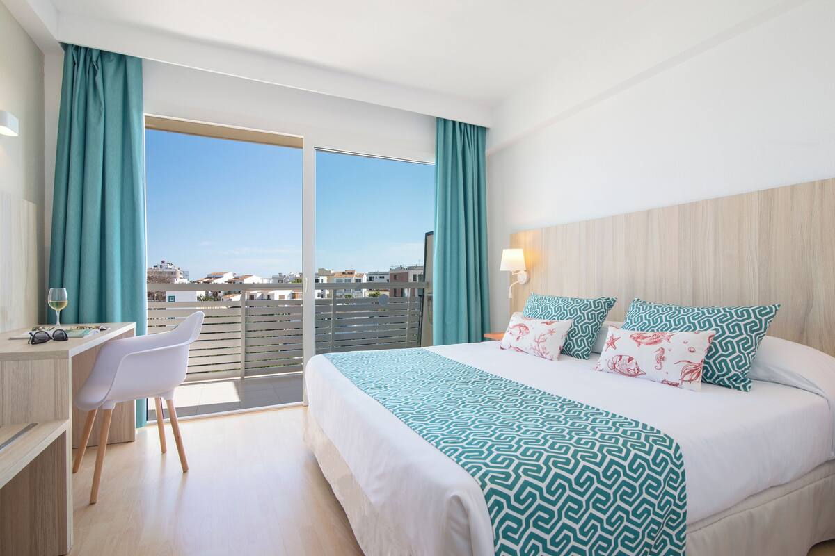 1 bedroom, in-room safe, desk, free WiFi