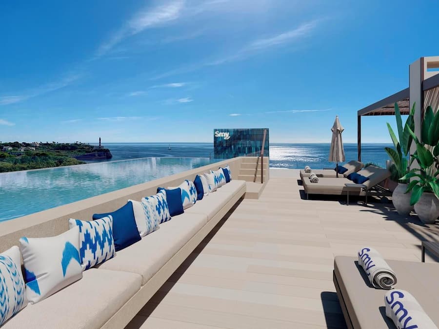 En säsongsöppen utomhuspool, parasoller och solstolar