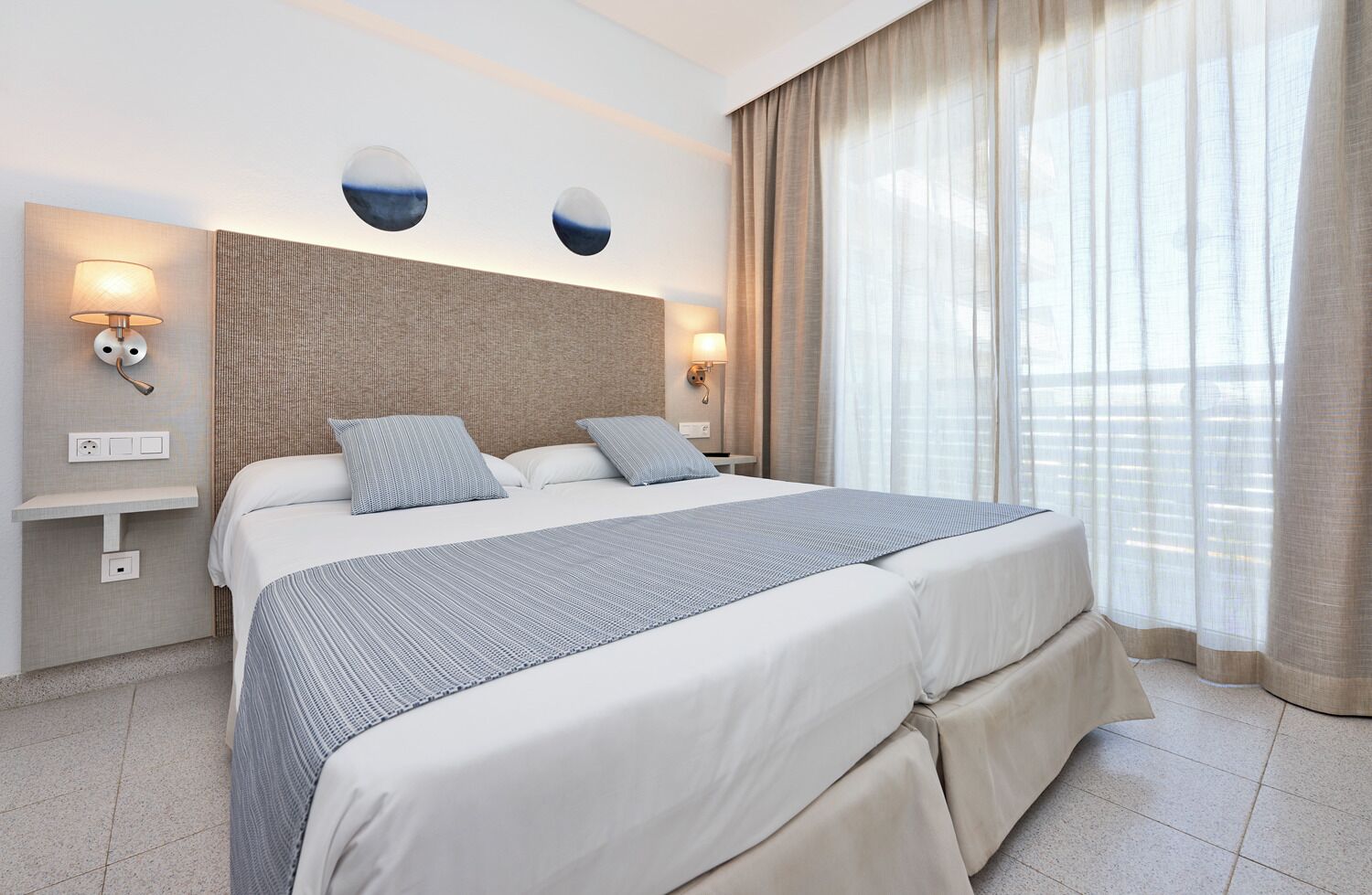 Zimmersafe, Schreibtisch, kostenloses WLAN, Bettwäsche