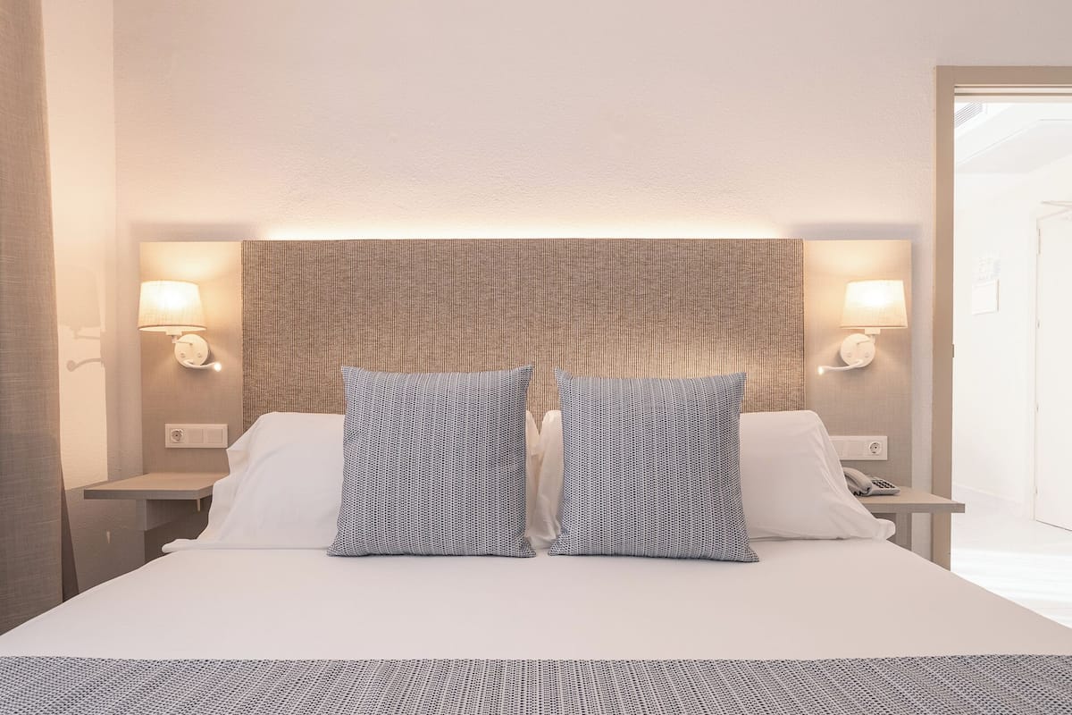 Coffres-forts dans les chambres, bureau, Wi-Fi gratuit, draps fournis
