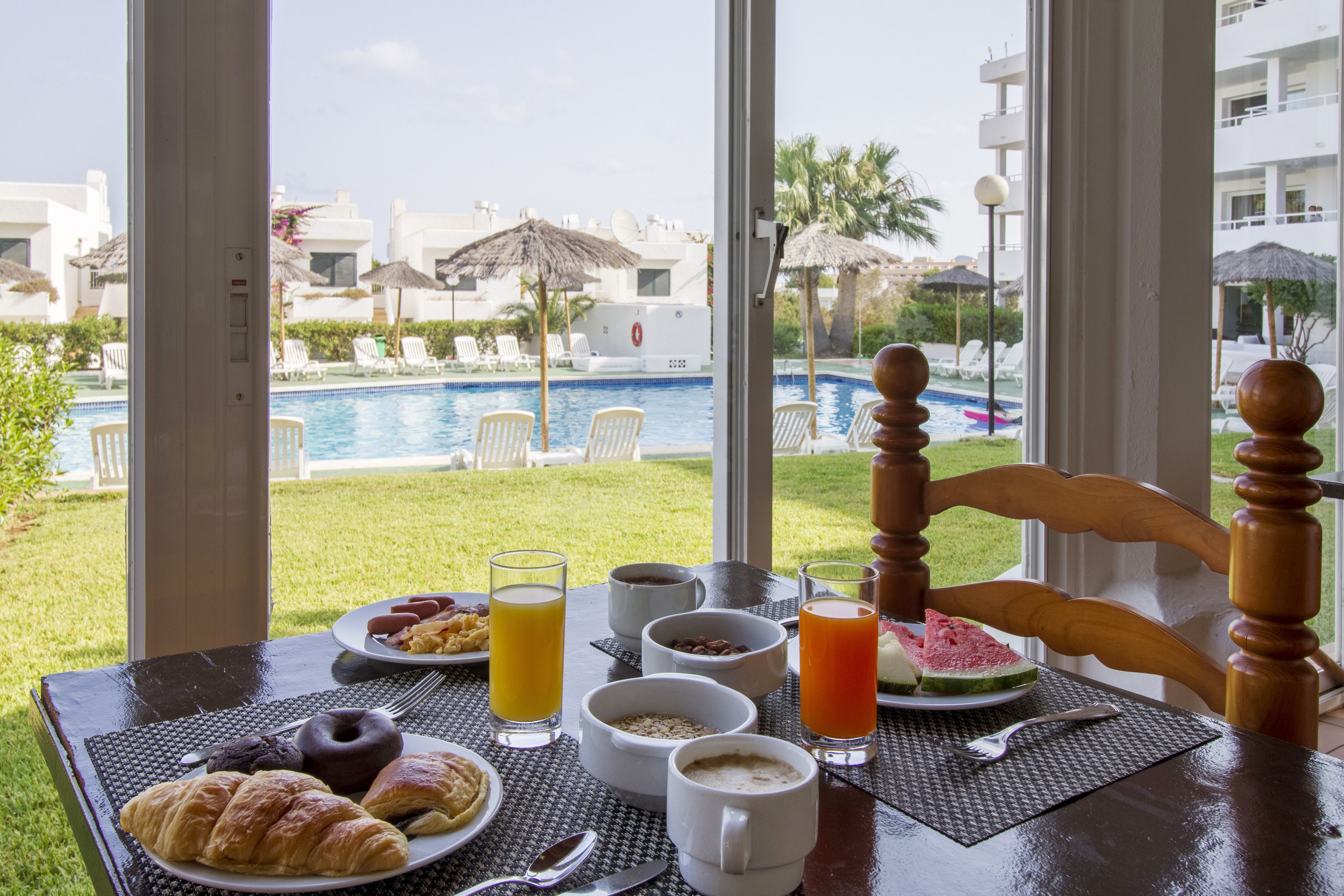 Tägliches Frühstücksbuffet (12 EUR pro Person)