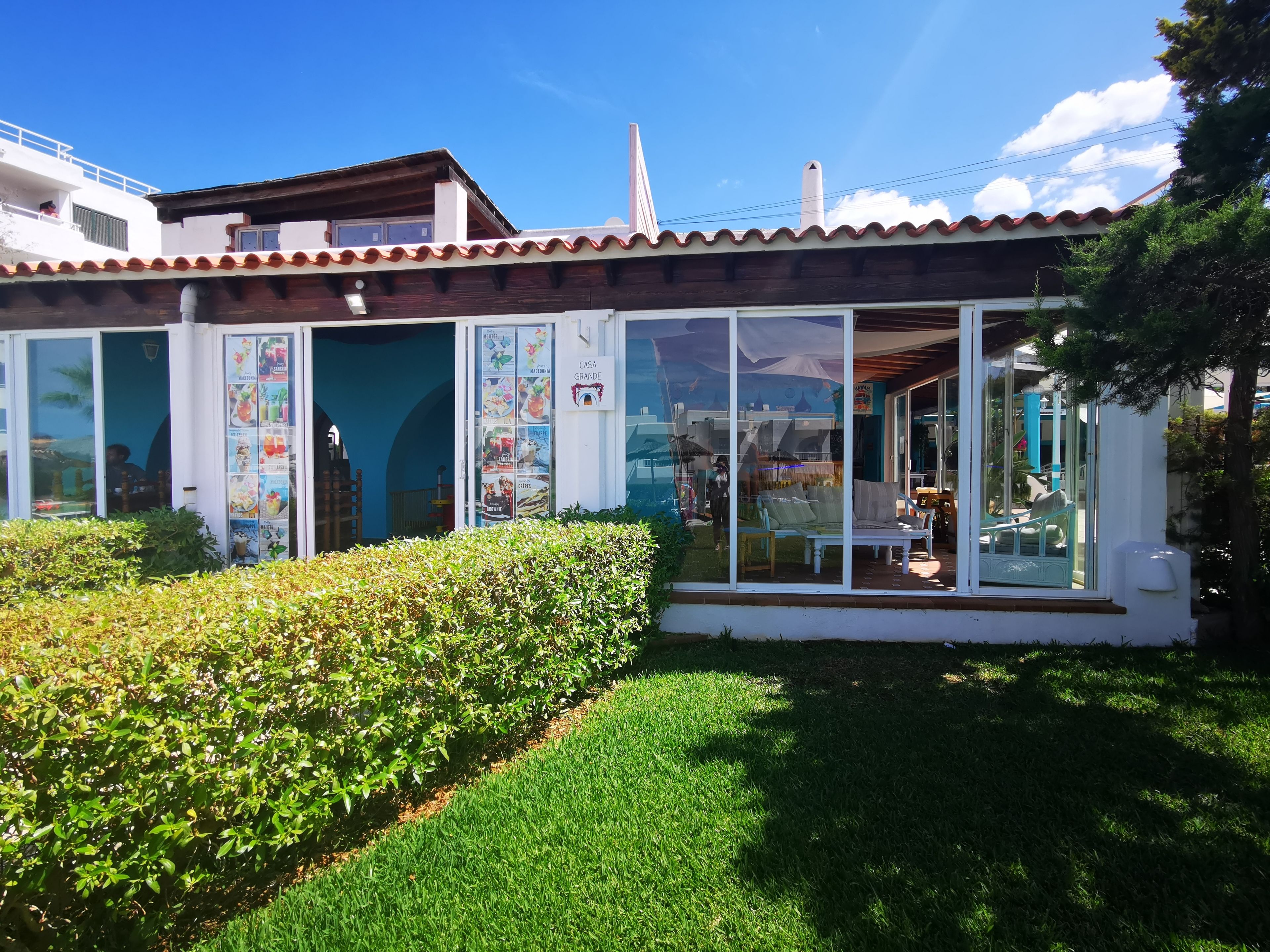 Bar tepi kolam renang