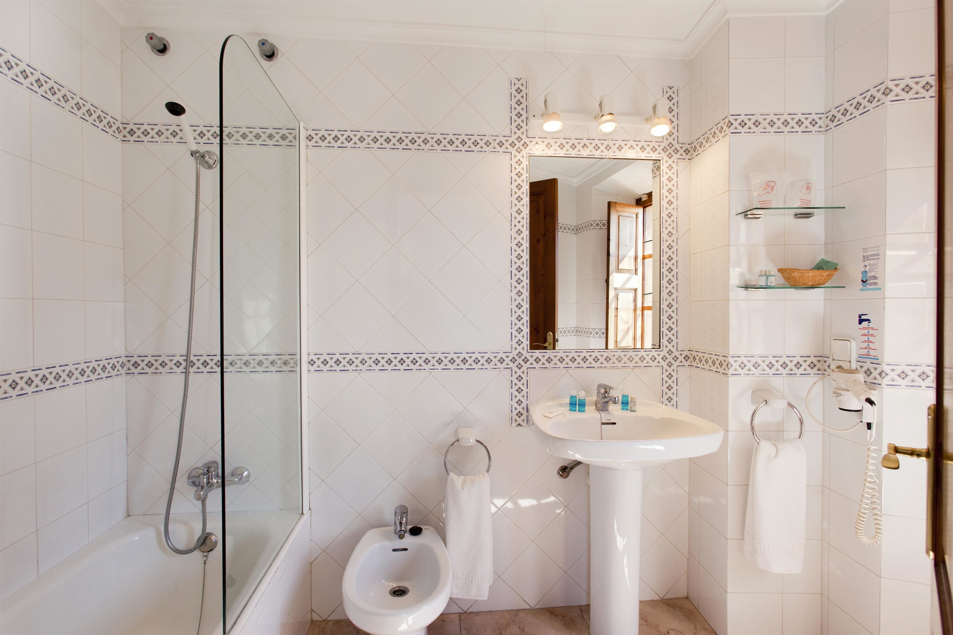 combined shower/bathtub, free toiletries, hair dryer, slippers