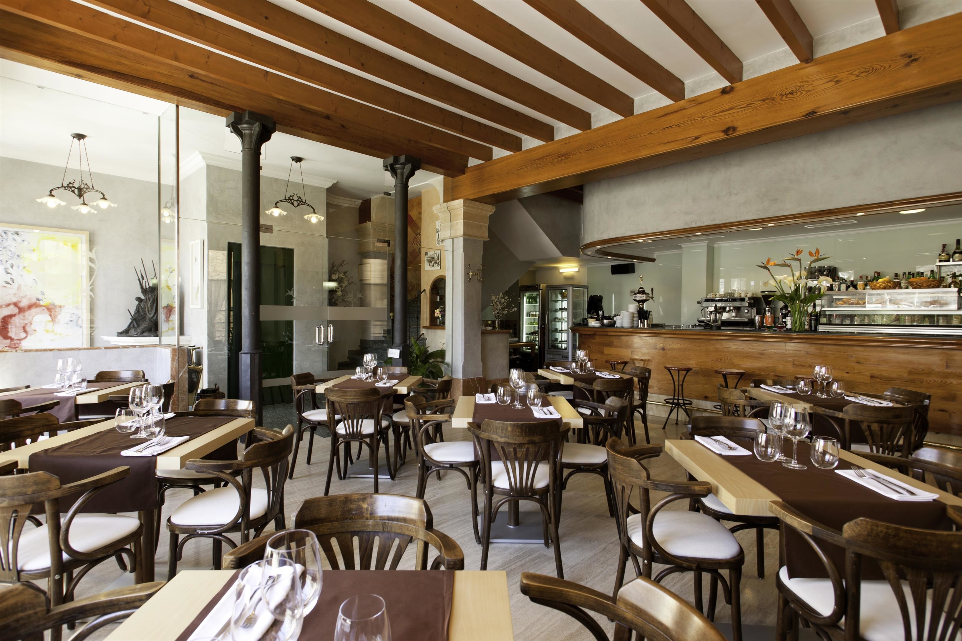 Breakfast, lunch, dinner served; Mediterranean cuisine 