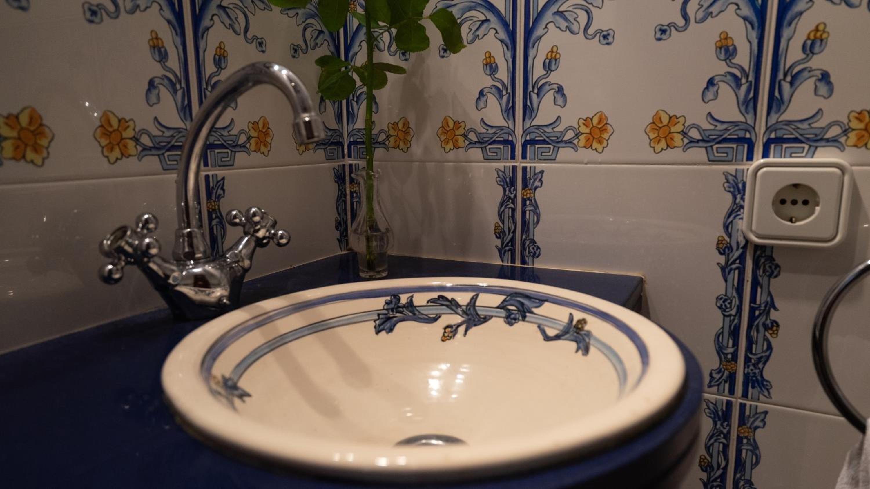 combined shower/bathtub, free toiletries, hair dryer, slippers