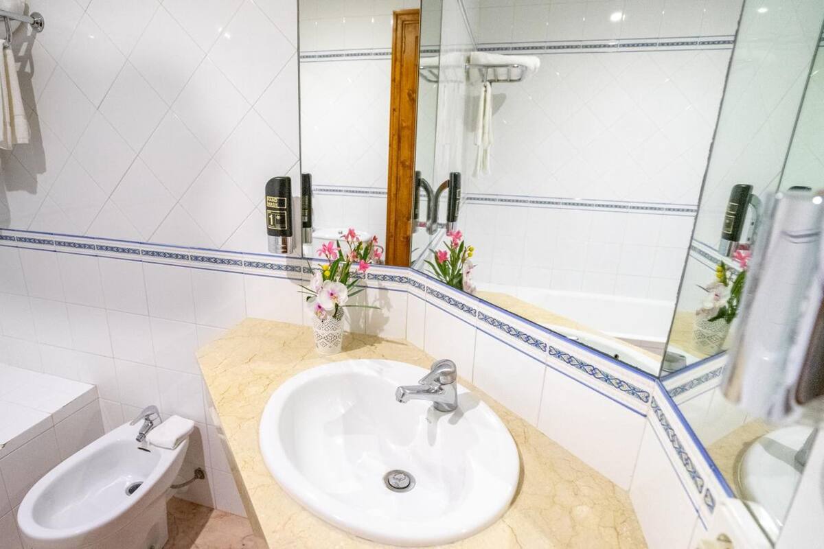 combined shower/bathtub, free toiletries, hair dryer, slippers