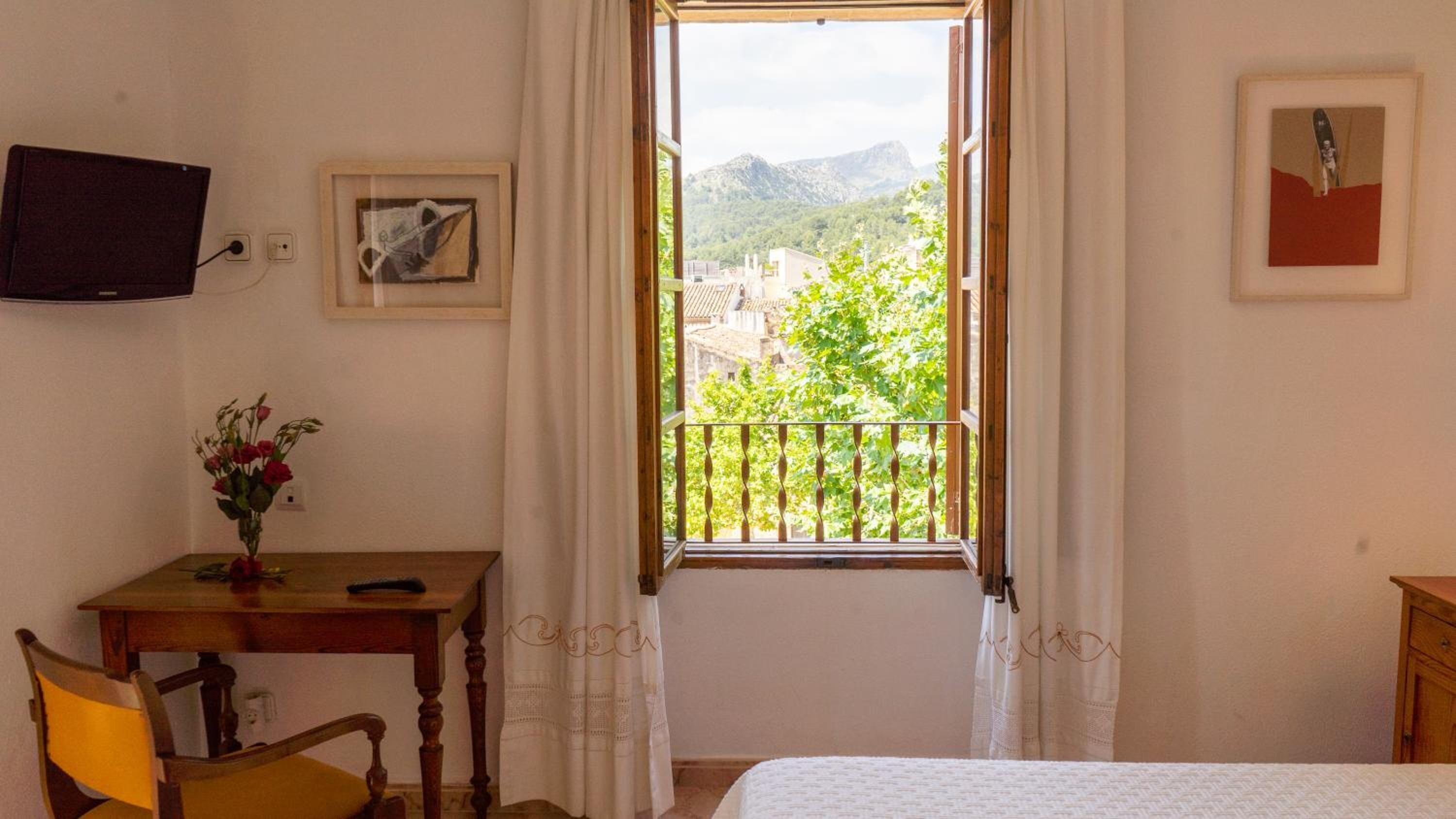 Standard Double Room | In-room safe, desk, iron/ironing board, free WiFi