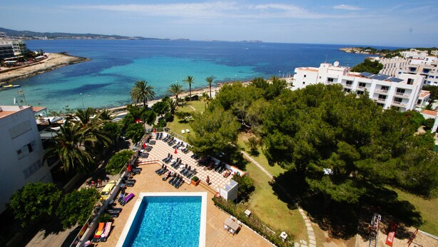 A hotel with a pool overlooking a beach and the sea. - Hotel Abrat (Sant Antoni de Portmany)
