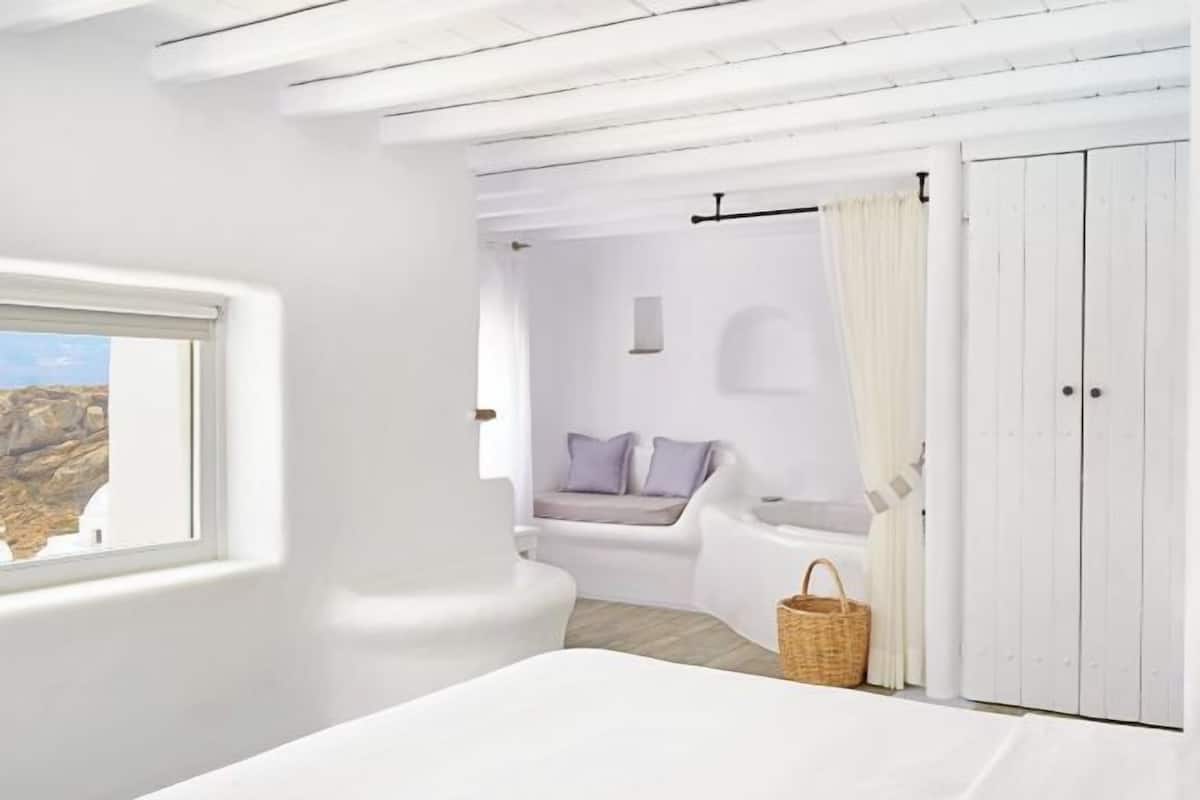 In-room safe, soundproofing, free WiFi, bed sheets