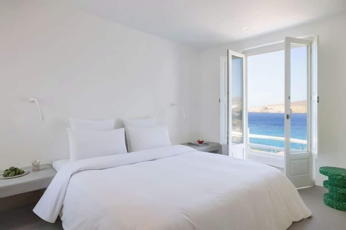 In-room safe, soundproofing, free WiFi, bed sheets