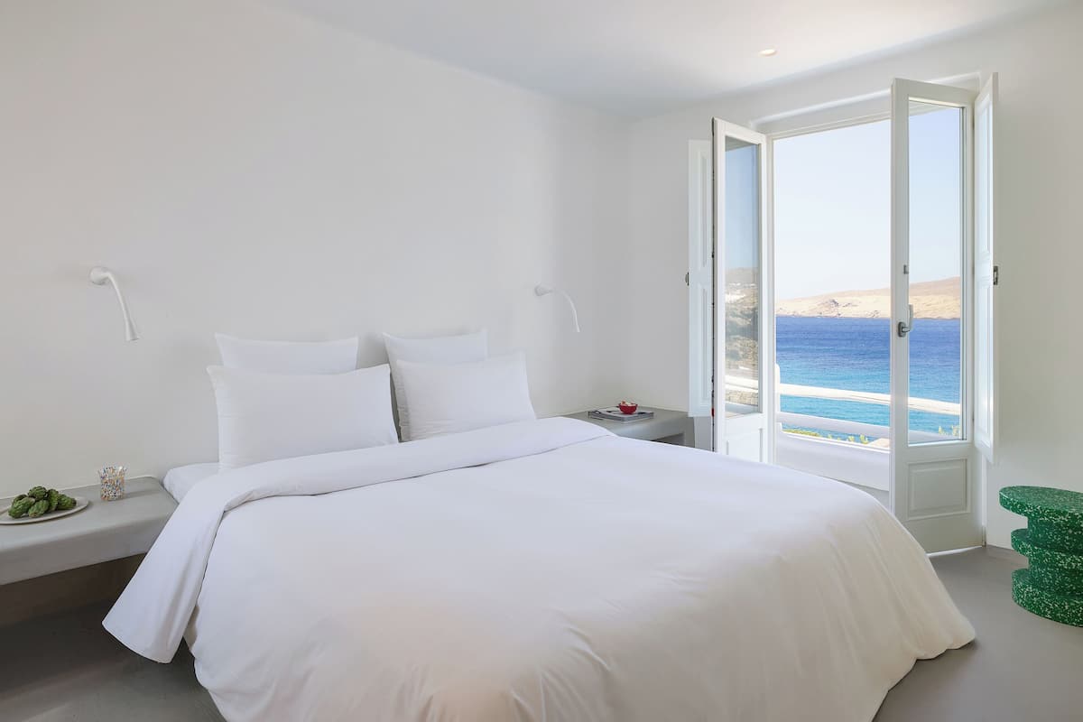 In-room safe, soundproofing, free WiFi, bed sheets
