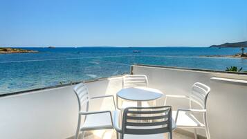 Apartament, 1 dormitori, vistes al mar | Caixa forta a l'habitació, escriptori, wifi gratuïta i roba de llit