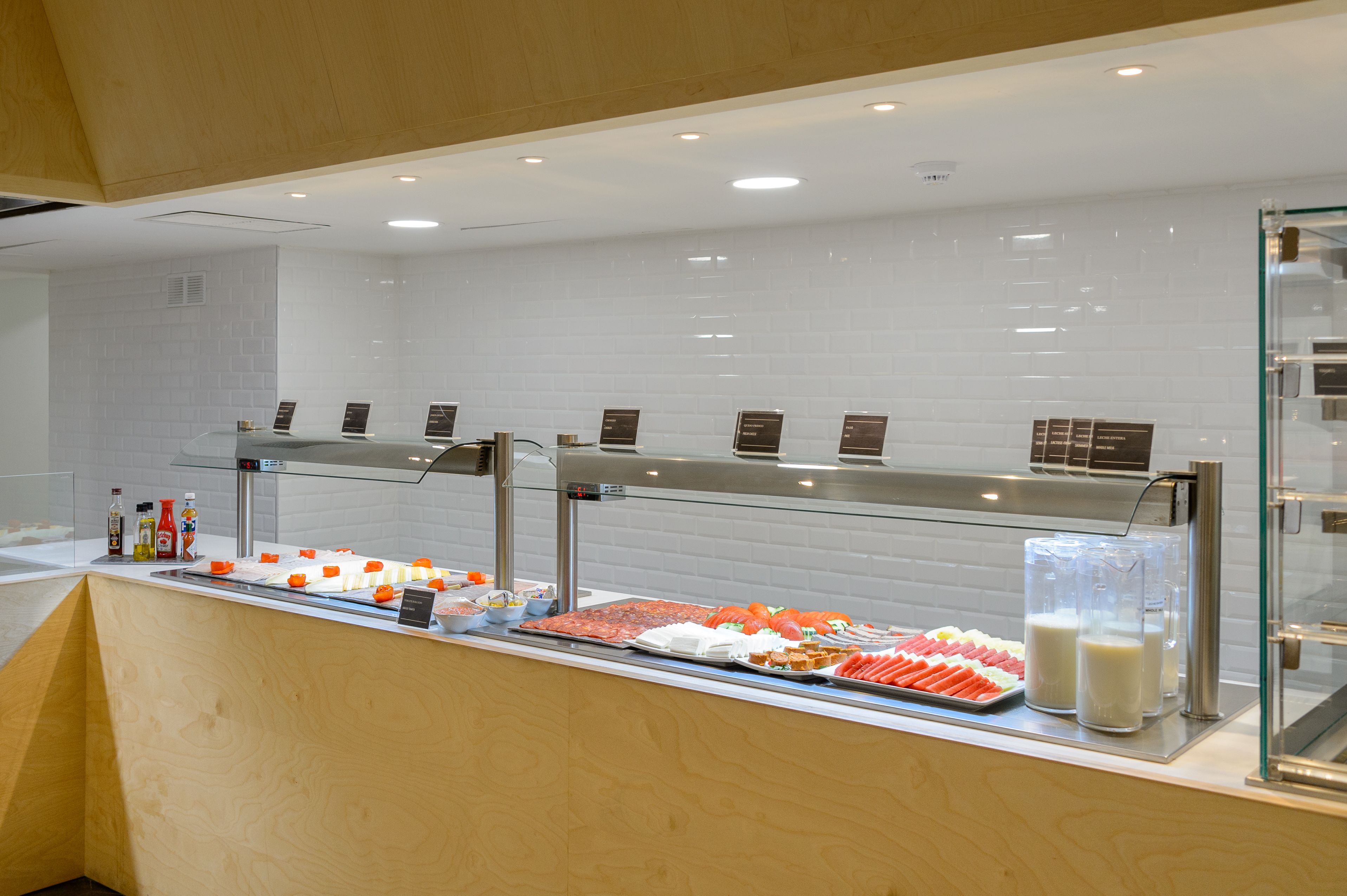 Un mostrador de buffet con diferentes alimentos y salsas.