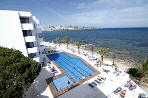 位於海灘上、白沙