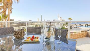 Melayani makan malam