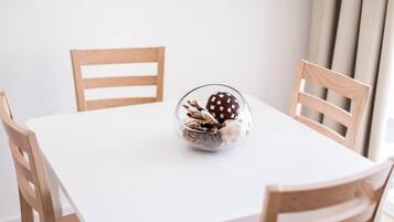 Melayani makan malam