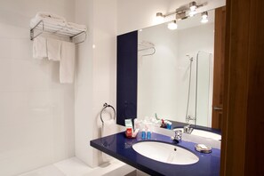 Combined shower/tub, free toiletries, hair dryer, bidet - L'Hostal hotel d'interior (Pollenca)