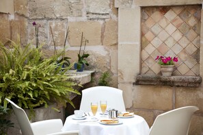 Courtyard - L'Hostal hotel d'interior (Pollenca)