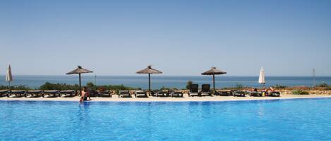 Innendørsbasseng,utendørsbasseng, bassengparasoller og solsenger