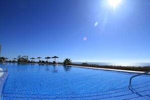 Indoor pool, outdoor pool, pool umbrellas, pool loungers - Garbi Costa Luz (Conil de la Frontera)
