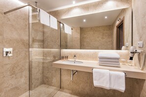 Quadruple Room, Terrace | Bathroom | Shower, rainfall showerhead, hair dryer, towels - Hotel Tarik (Torremolinos)