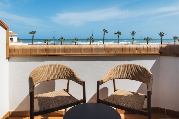 Single Room, Terrace, Sea View | In-room safe, individually decorated, desk, laptop workspace