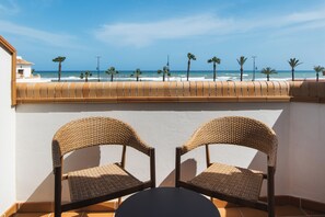 Eenpersoonskamer, terras, uitzicht op zee | Een kluis op de kamer, individueel gedecoreerd, een bureau