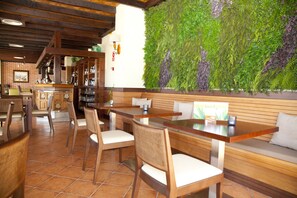 2 restaurants, breakfast, dinner, brunch served; international cuisine  - Hotel Tarik (Torremolinos)
