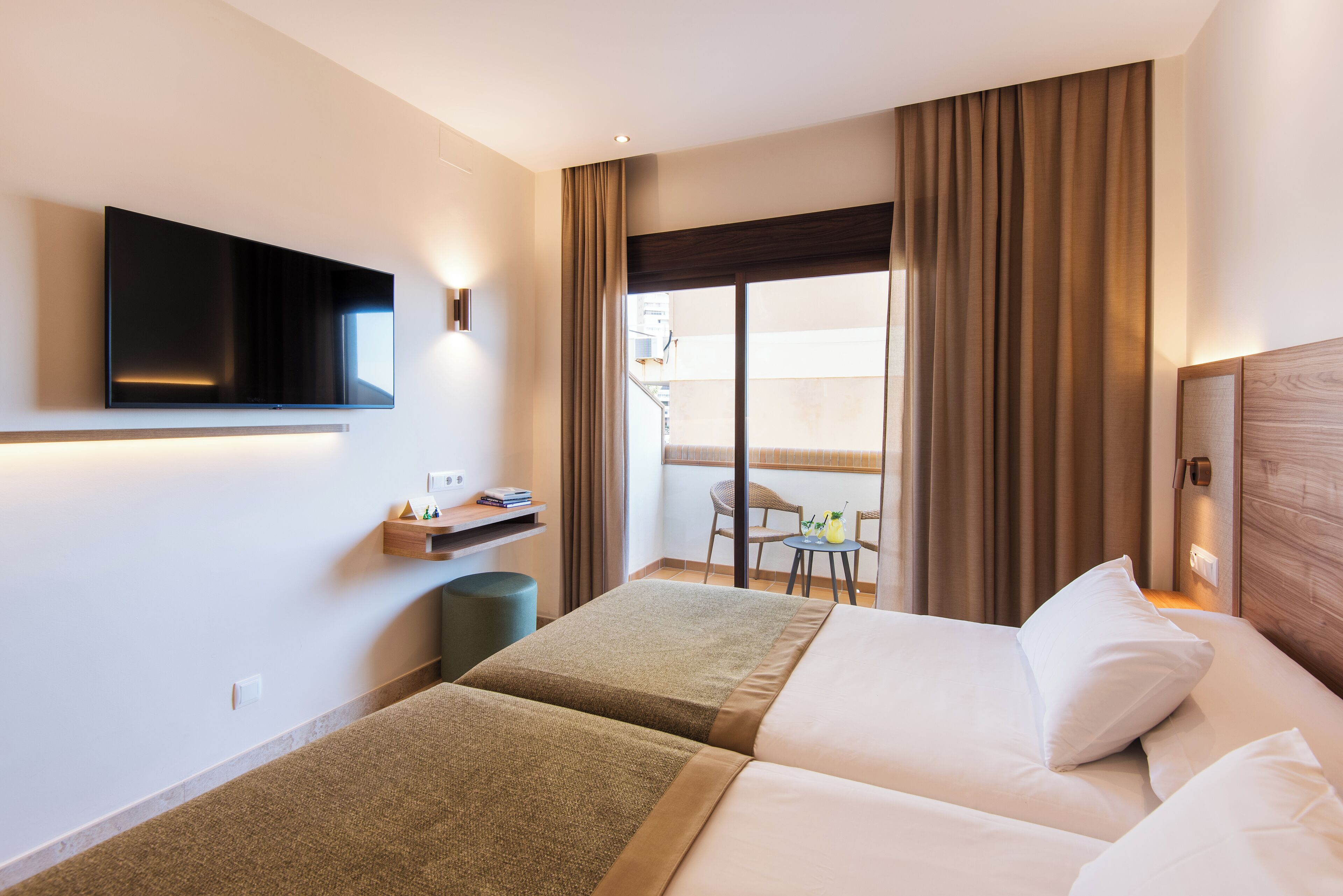 double room, terrace | 1 bedroom, in-room safe, individually decorated, desk