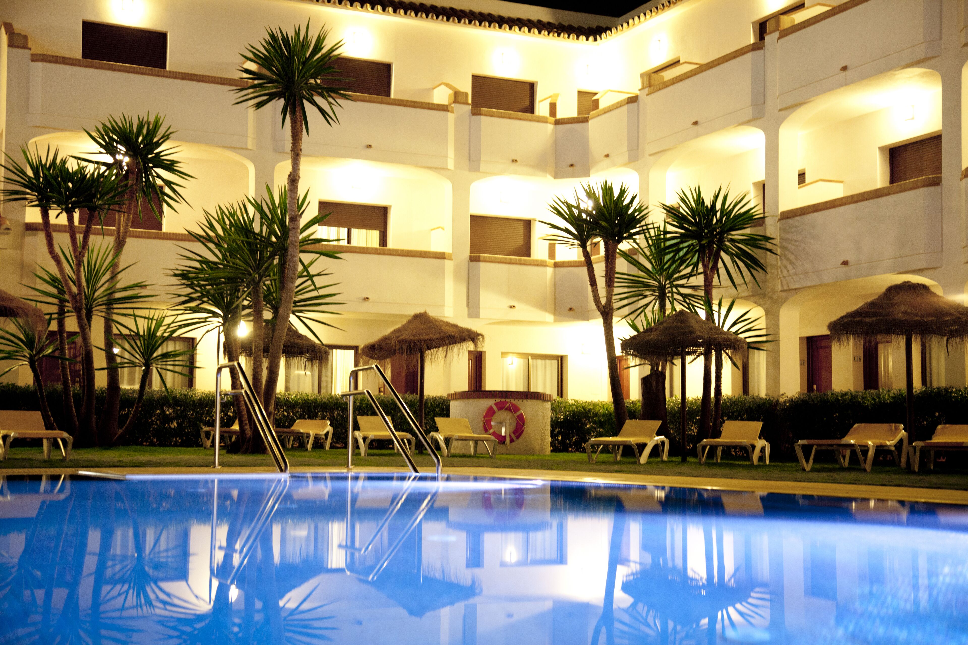 Außenpool, geöffnet von 10:00 Uhr bis 20:00 Uhr, Sonnenschirme