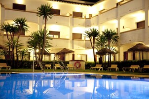 Una piscina al aire libre (de 10:00 a 20:00), sombrillas, tumbonas