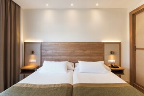 Double room with terrace, sea lateral view and Málaga | In-room safe, individually decorated, desk, laptop workspace - Hotel Tarik (Torremolinos)