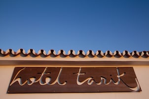 Een hotelschild met de naam 'hotel tarik' bevestigd aan een muur.