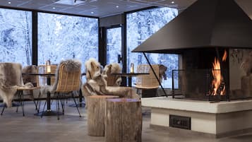 Coin salon dans le hall