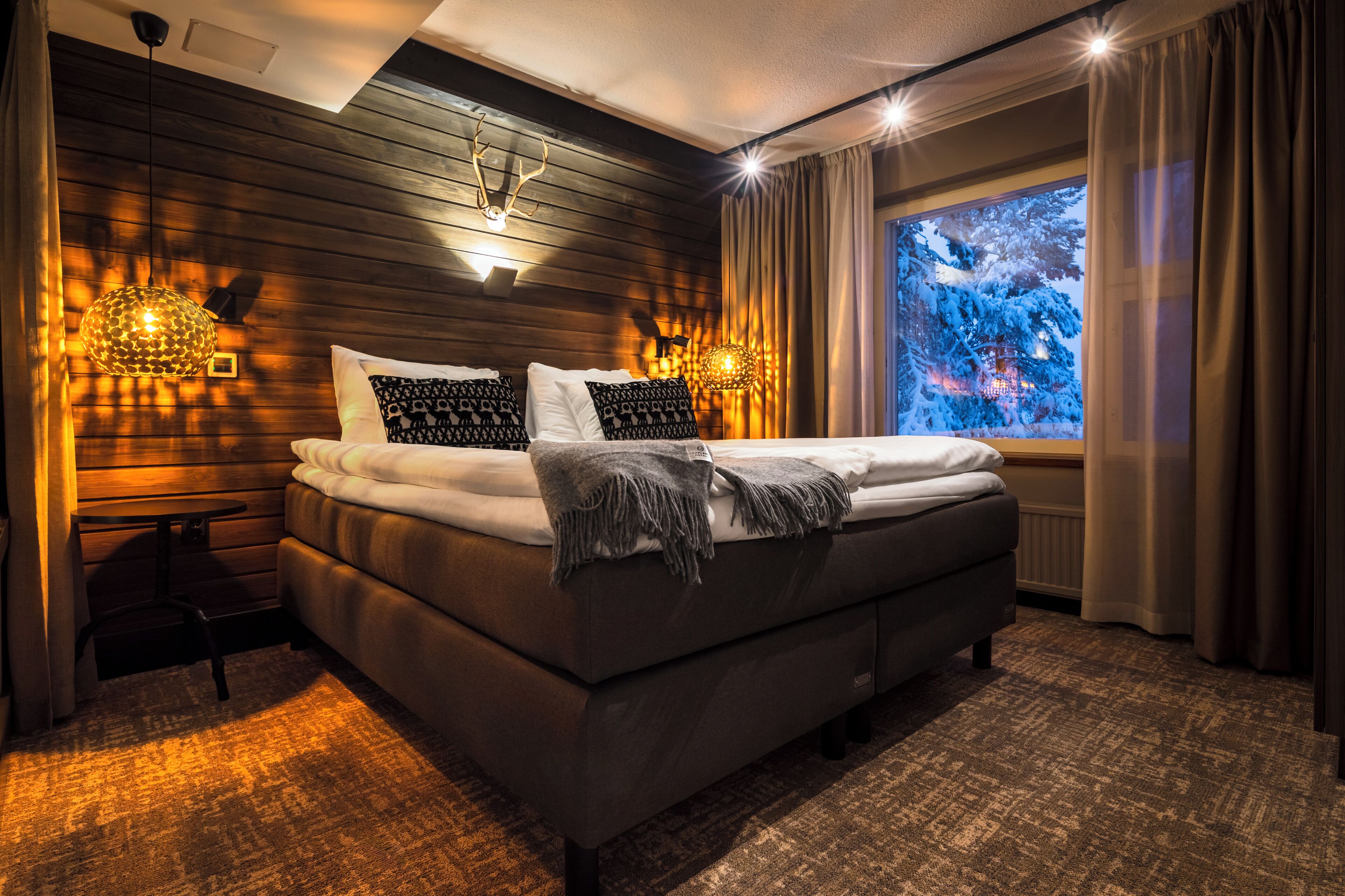 高級寢具、記憶棉床墊、房內夾萬、書桌