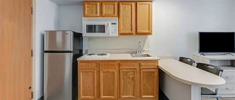 Superior Studio Suite | Private kitchen | Fridge, microwave, stovetop