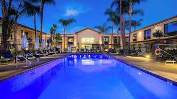 Een buitenzwembad, gratis zwembadcabana's, parasols voor strand/zwembad