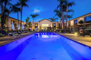 Outdoor pool, open 9:00 AM to 9:00 PM, free pool cabanas, pool umbrellas - The Cove Hotel, Long Beach (Long Beach)