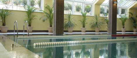 Inomhuspool och utomhuspool