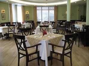 Breakfast, lunch and dinner served - Apartment House Bulgaria (Sofia)