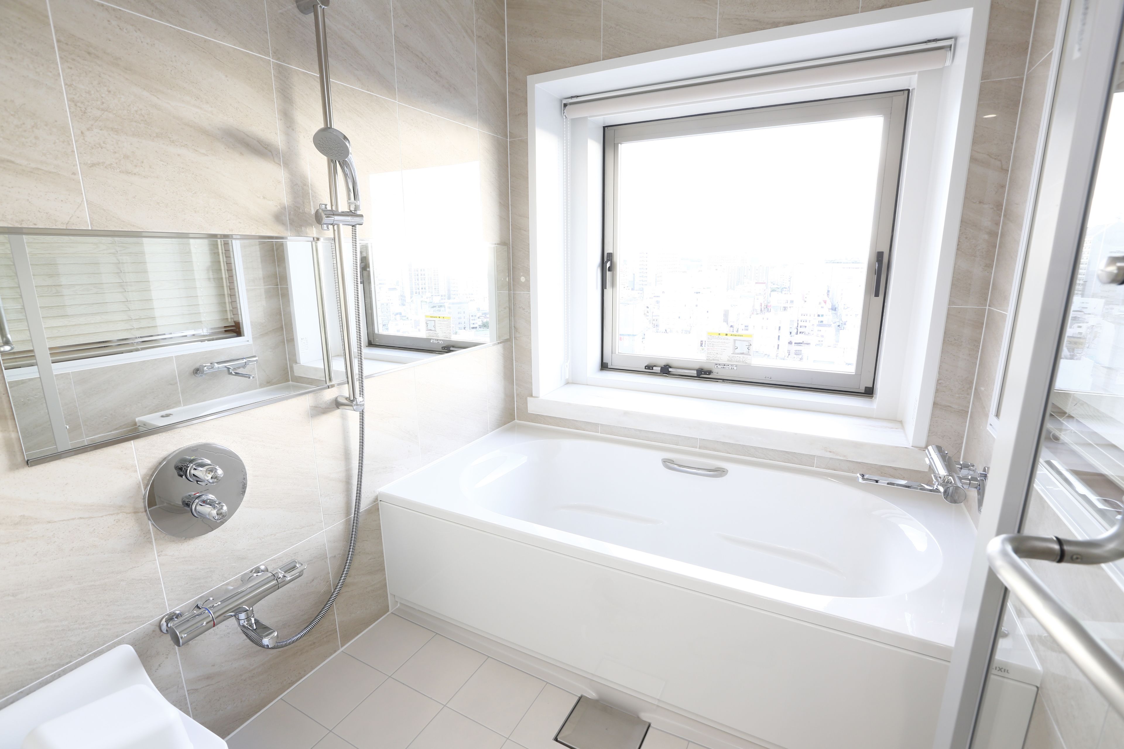 Luxury-Zweibettzimmer (J Premium Blue) | Badezimmer | Duschwanne, kostenlose Toilettenartikel, Haartrockner, Hausschuhe