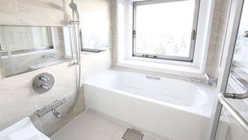 Luxury-Zweibettzimmer (J Premium Blue) | Badezimmer | Duschwanne, kostenlose Toilettenartikel, Haartrockner, Hausschuhe