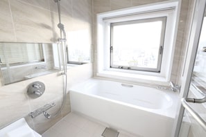 Chambre Luxe avec lits jumeaux (J Premium Blue) | Salle de bain | Ensemble douche/baignoire, articles de toilette gratuits, sèche-cheveux