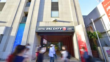 Un edificio moderno con un cartel que dice HOTEL JAL CITY.