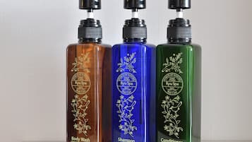 Trois flacons de produits de soins corporels de la gamme Ryu Spa.