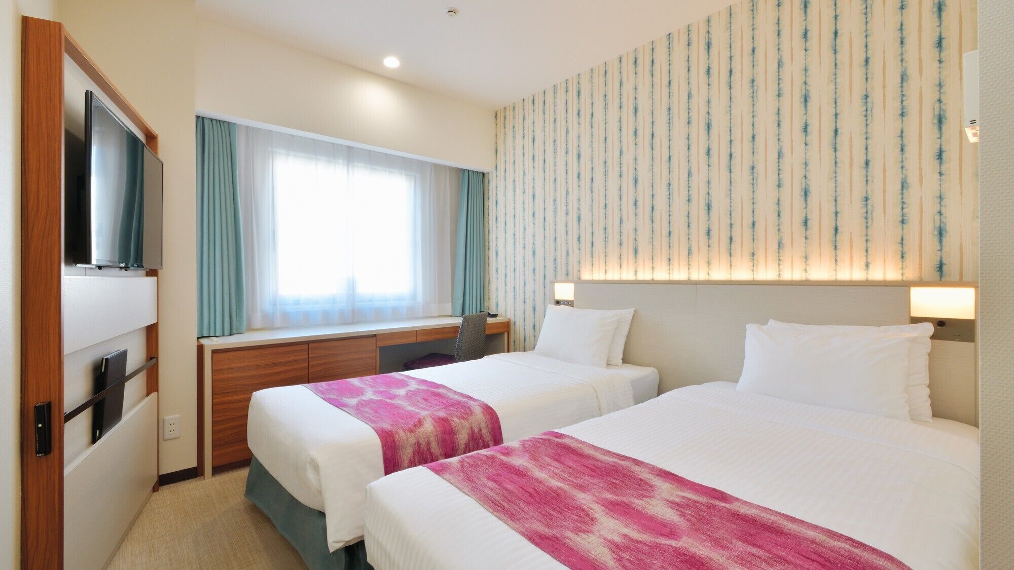 Premium bedding, in-room safe, blackout drapes, iron/ironing board