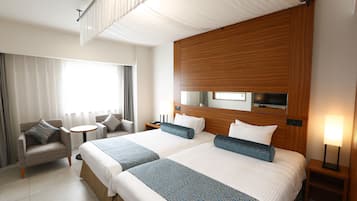 J Premium Luxury Blue | Premium bedding, down comforters, in-room safe, blackout drapes